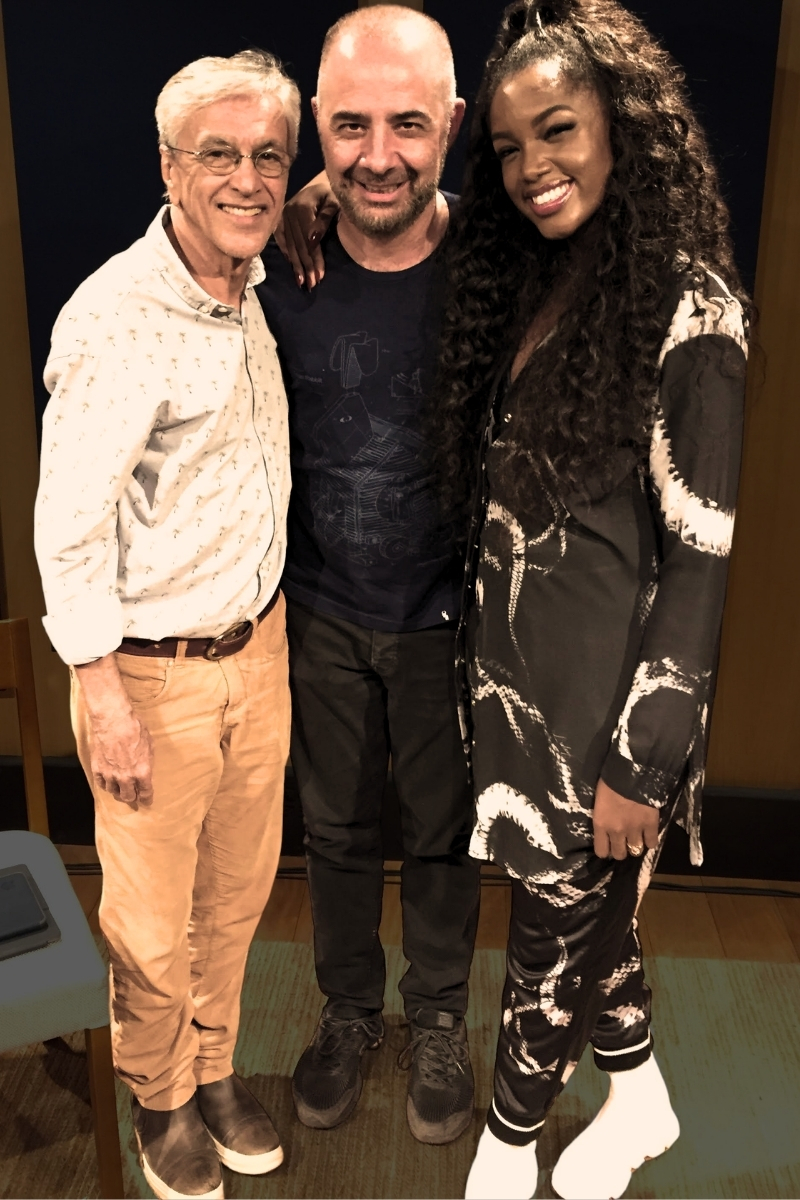 Dudu Marote com artistas no estúdio