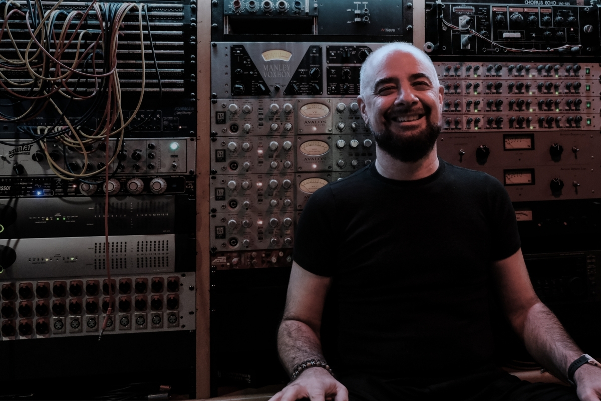 Dudu Marote sorrindo no estúdio