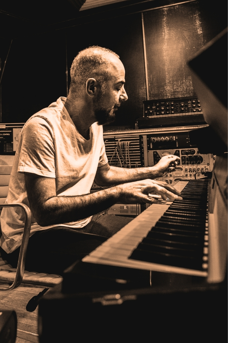 Dudu Marote tocando teclado