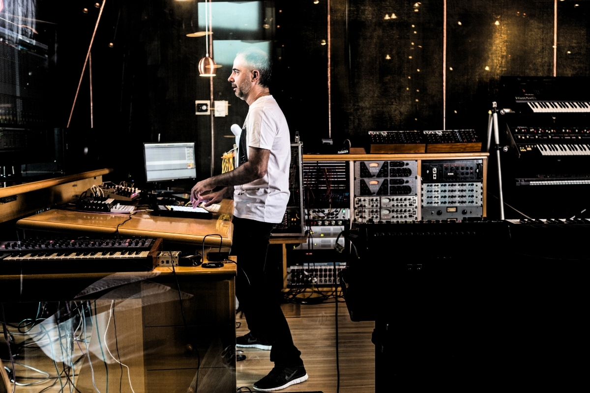 Dudu Marote de pé no estúdio